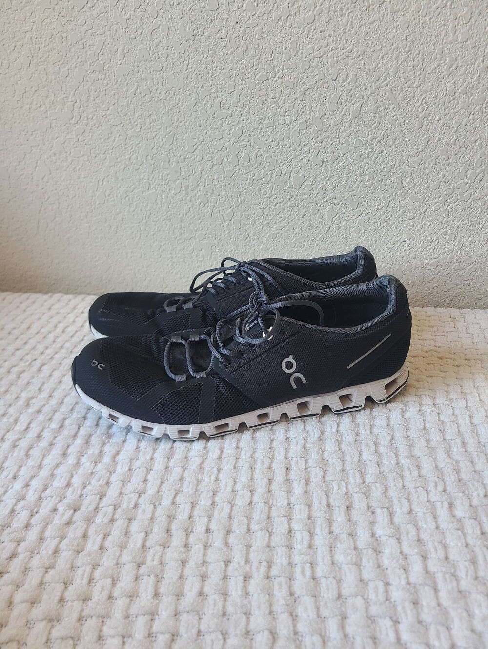 On Running Men's Black and White Cloud Athletic Shoes Size 10